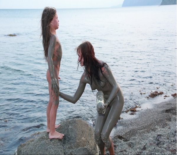 Nudists on the sea are smeared with medical dirt | Russianbare